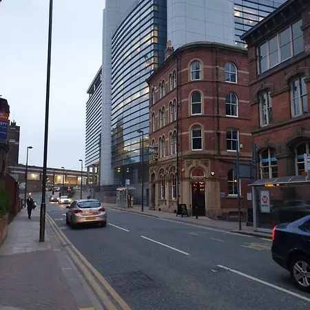 Leeds City Train Stn Apt *