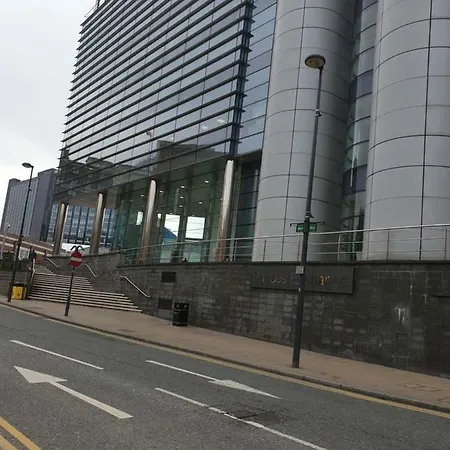 Leeds City Train Stn Apt *