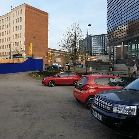 Leeds City Train Stn Apt *